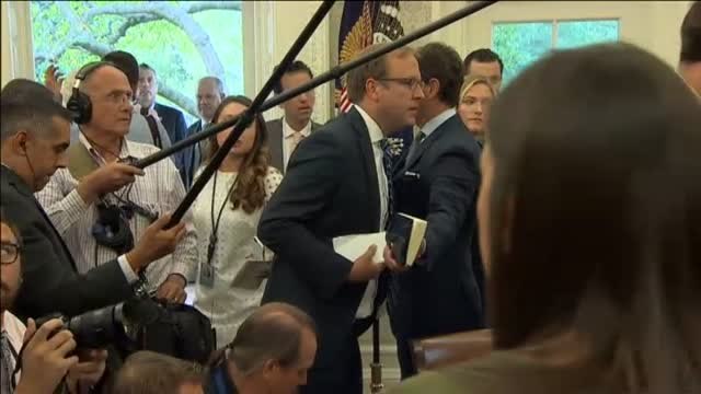 La Casa Blanca vuelve a ondear la bandera a media asta por la muerte de McCain tras las críticas a Trump