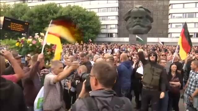 La muerte de un hombre provoca una concentración de 2.000 neonazis en Kemnitz (Alemania) para dar caza