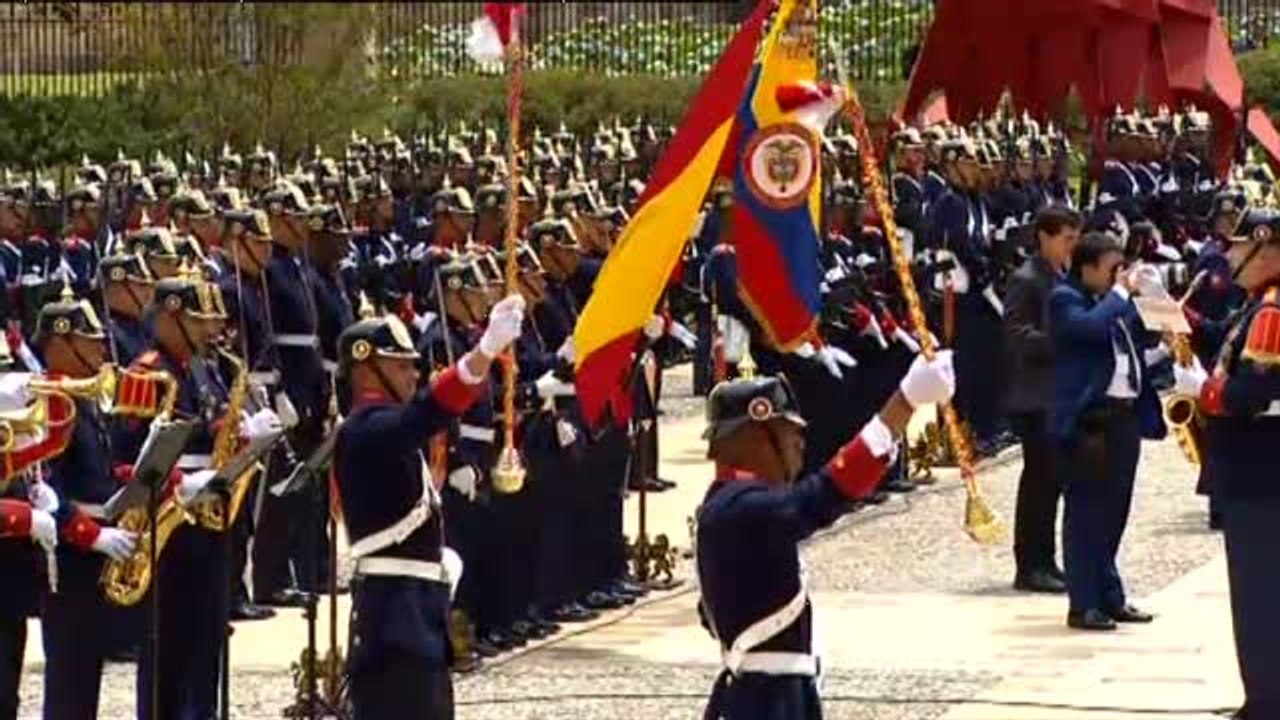 Pedro Sánchez es recido con honores militares en Colombia