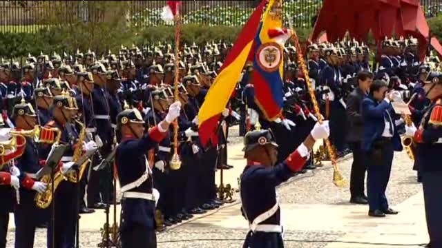 Pedro Sánchez es recido con honores militares en Colombia