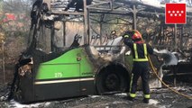Bomberos apagan un autobús incendiado en Madrid