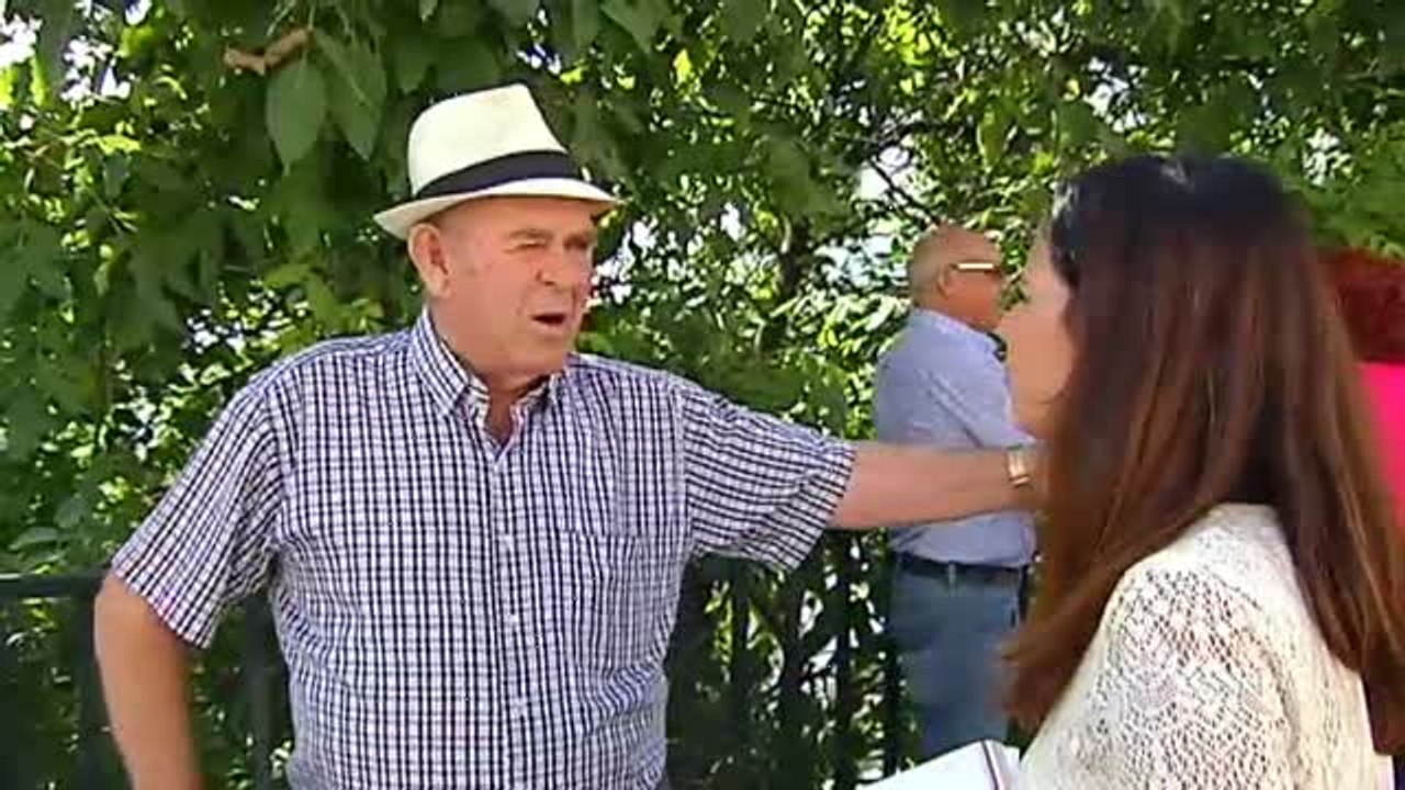 Largas colas para acceder al único banco de Mecina