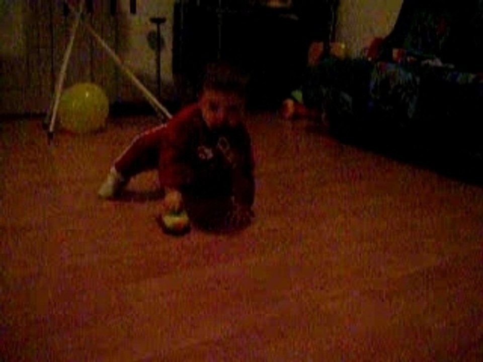 Noam joue aux petites voitures