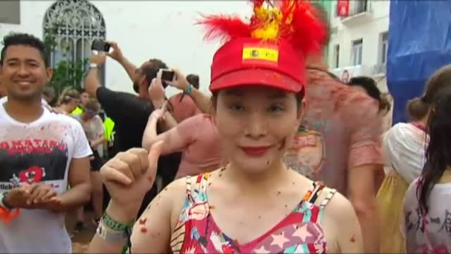 La Tomatina tiñe de rojo Buñol con 145.000 kilos de tomate