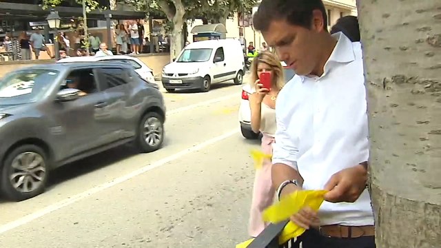 Rivera y Arrimadas retiran lazos amarillos