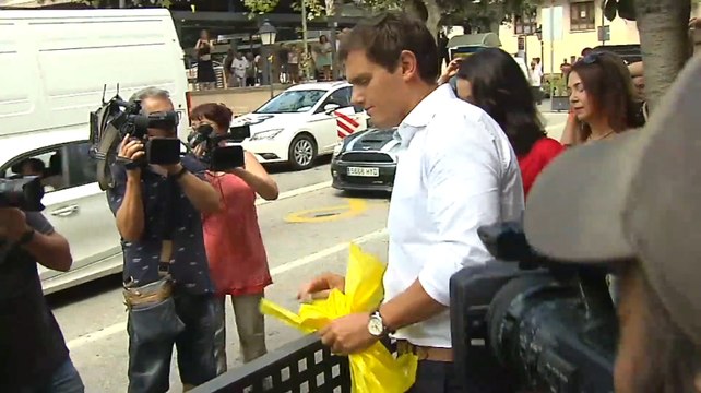Albert Rivera e Inés Arrimadas retiran lazos amarillos en Alella
