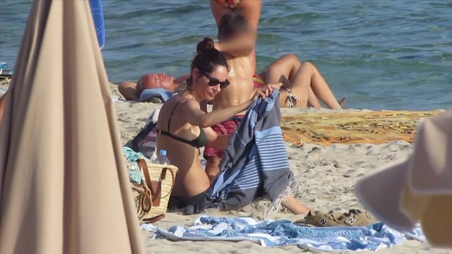 Eugenia Silva disfruta de la playa con su hijo y unos amigos
