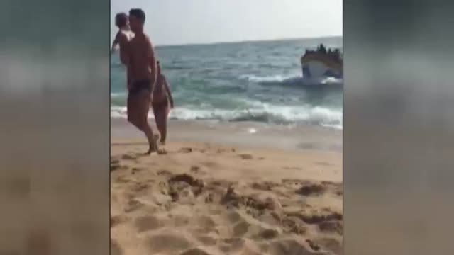 Decenas de menores han llegado en patera a una playa de Conil de la Frontera (Cádiz)