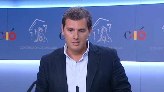 Rivera acusa a Sánchez de legitimar la puesta de lazos y cruces amarillas al no hacer nada para retirarlos