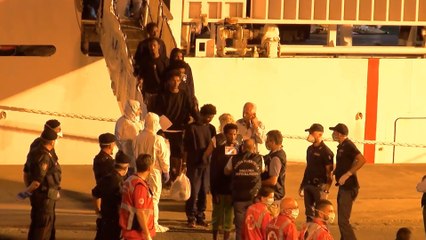 Desembarcan en Italia los inmigrantes a bordo del 'Diciotti'