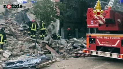 Gorizia, crolla palazzina: l'intervento dei vigili del fuoco tra le macerie