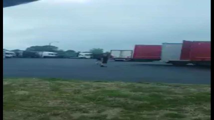 Des migrants descendent d'un camion à Habay