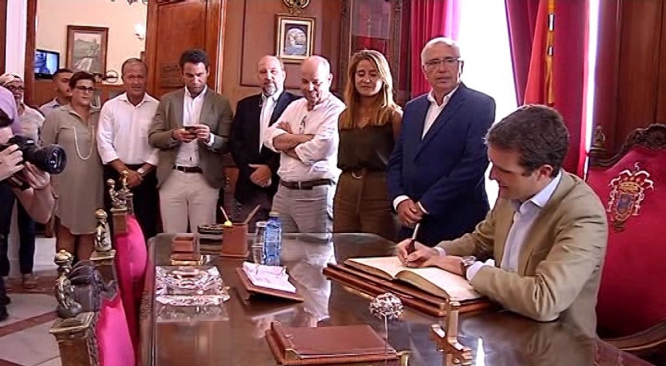 Casado firma en el Libro de Honor de Melilla