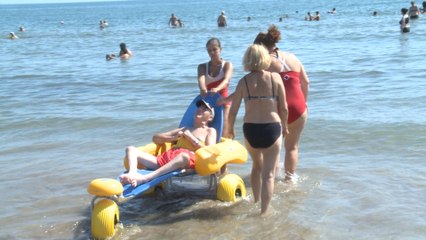 Valencia apuesta por el baño adaptado en sus playas