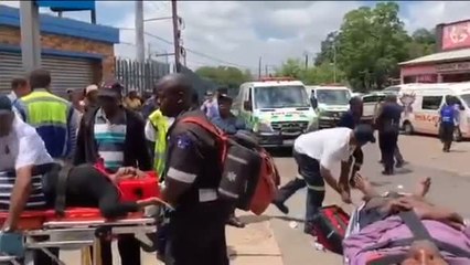 Video herunterladen: Al menos 3 muertos y 300 heridos en un choque de trenes en Sudáfrica