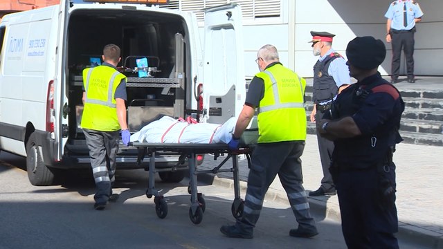 Levantan el cadáver del atacante de la comisaría de Cornellà