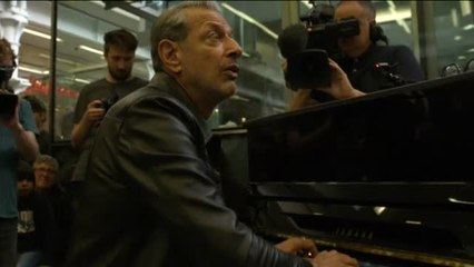 El actor de "Parque Jurásico" sorprende tocando el piano en una estación de Londres