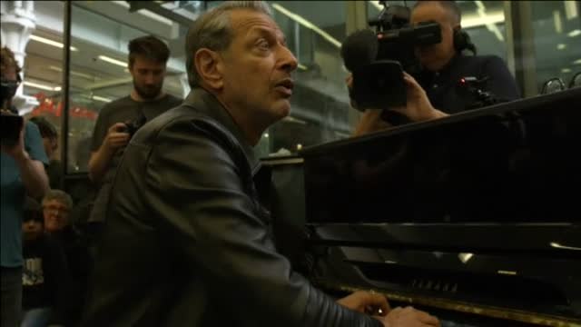 El actor de Parque Jurásico sorprende tocando el piano en una estación de Londres