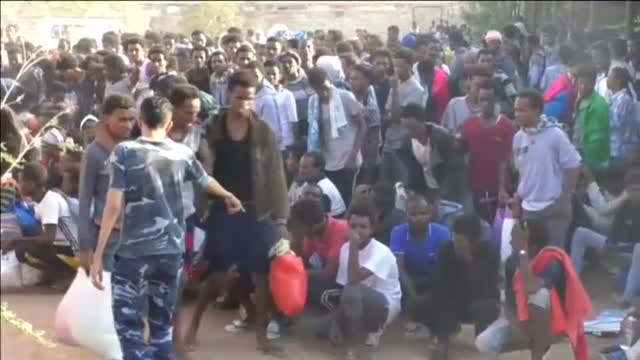 Los combates entre las milicias en Libia atrapan a cientos de migrantes que habían llegado al país camino a Europa