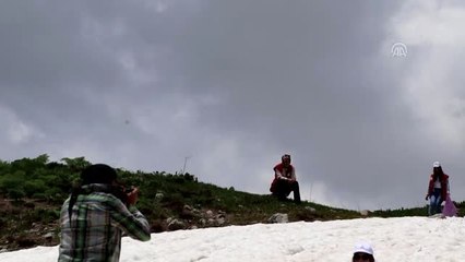 Üniversite öğrencilerinin 3 bin 500 rakımda yayla keyfi