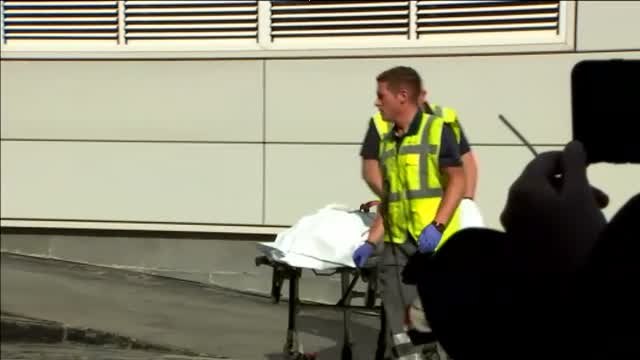 Levantan el cadáver del hombre abatido en la comisaría de Cornellà