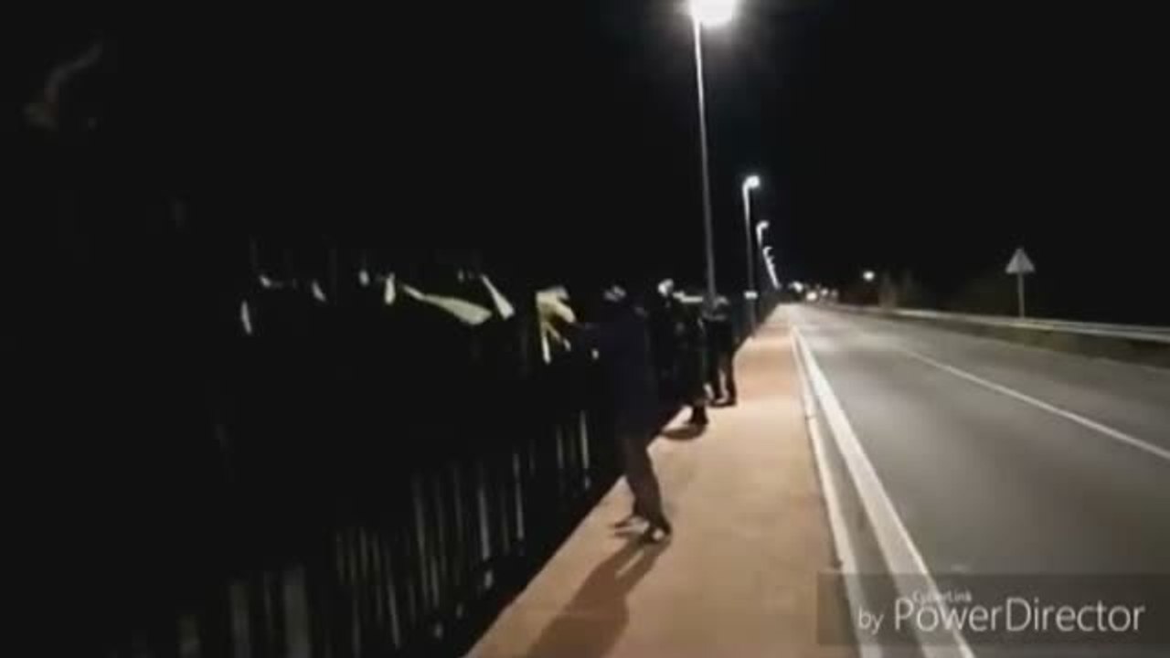 Los Mossos identifican a catorce personas por intentar retirar lazos amarillos