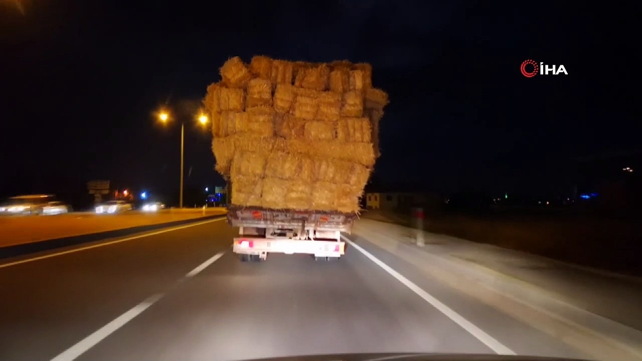 Aşırı saman yüklü kamyonetle trafikte tehlikeli yolculuk kamerada