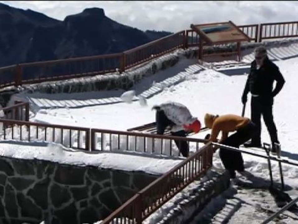 Canarios y turistas acuden en masa al Teide