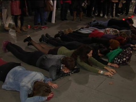 Miles de personas se manifiestan por todo el país para recordar a las víctimas de la violencia de género