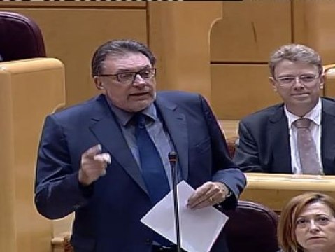 Los senadores de CiU sacan carteles autoinculpándose por el 9N ante Rajoy