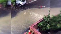 Beykoz'da sağanak yağmur etkili olurken, yollarda su birikintisi oluştu.