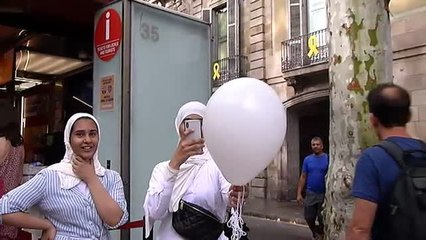 Suelta de globos en Las Ramblas en homenaje a las víctimas del atentado
