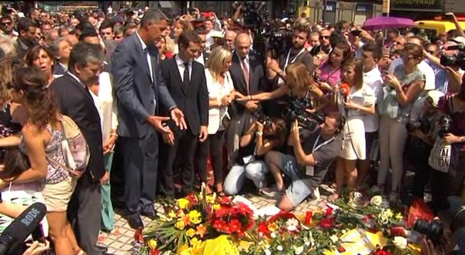 Casado y Albiol ponen flores en recuerdo a víctimas 17A