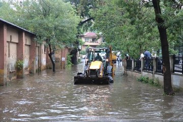 Sağanak yağışın etkili olduğu Beykoz'da göle dönen yolda minibüs mahsur kaldı