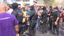 Mossos separan unionistas de los independentistas