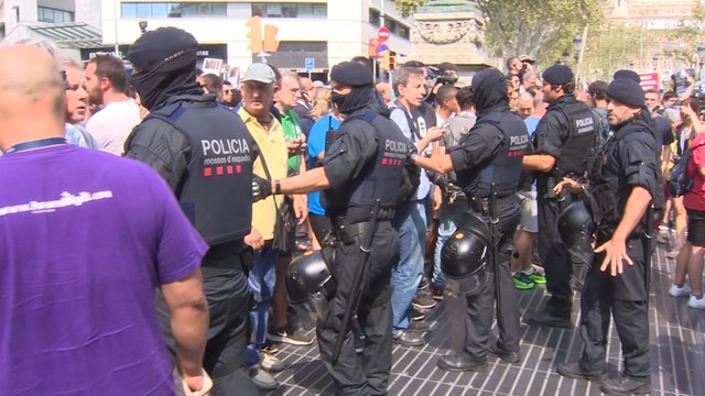 Mossos separan unionistas de los independentistas