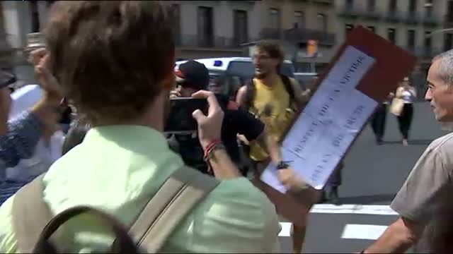 Gritos y peleas entre monárquicos e independentistas en las concentraciones por el aniversario del 17-A