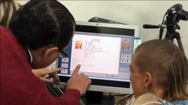 Una pareja de lesbianas logra que sus hijos tengan el apellido de ambas en Ecuador