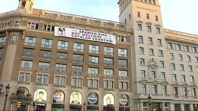 Colocan una pancarta contra Felipe VI en la plaza Cataluña antes de los homenajes a las víctimas del 17-A