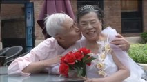 Tres parejas de ancianos celebran el Día de los Enamorados chino por todo lo alto