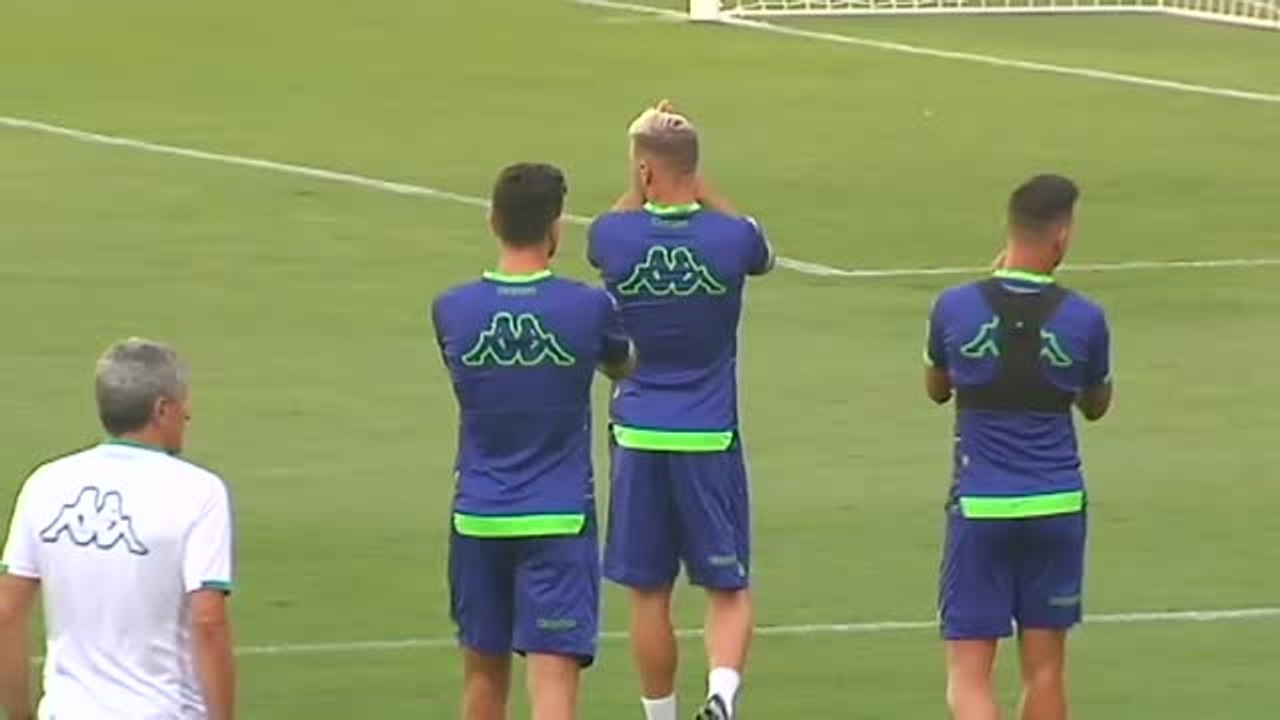 Miles de aficionados arropan al Betis antes de recibir al Levante