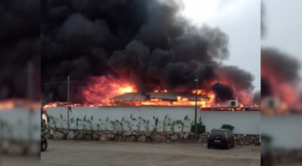 Un incendio afecta a un chiringuito en el paseo marítimo de Torre del Mar