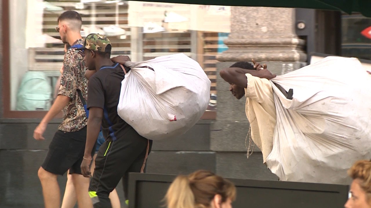 Carmena considera que los manteros "no son un problema" para Madrid