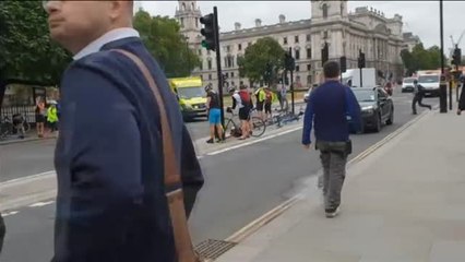 Download Video: Varios ciclistas heridos tras ser atropellados por un coche frente al Parlamento británico