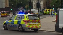 Detenido un hombre tras estrellar su coche contra las barreras del Parlamento británico
