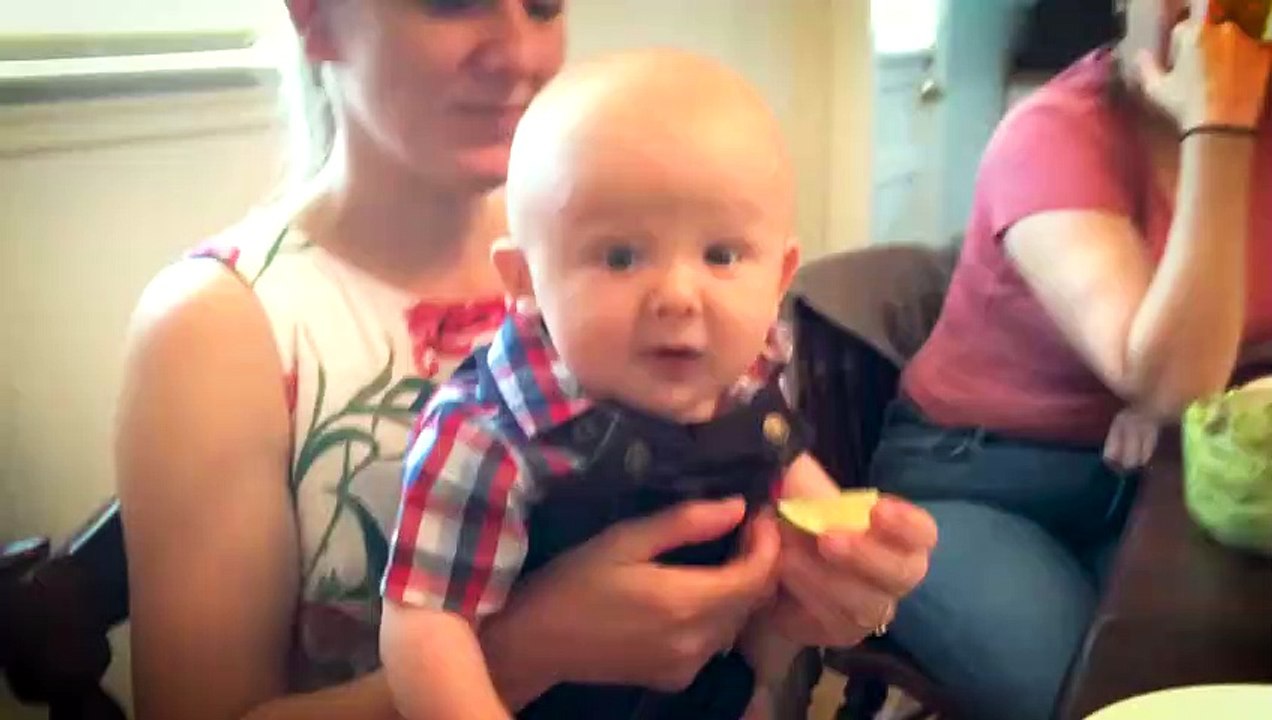 La tête de ce bébé qui goutte du citron pour la première fois !