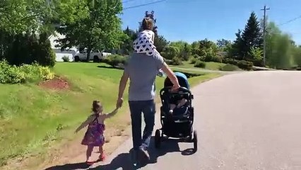 Ce papa est formidable : promenade avec 5 enfants en même temps