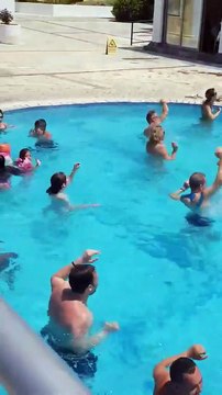 Cours de fitness : il imite la prof sur la terrasse de l'hotel face à la piscine !