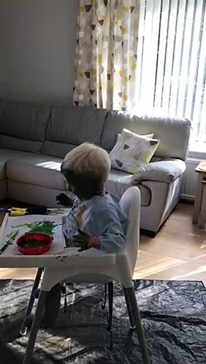 Peinture : ce gamin se couvre le visage de peinture verte !!! HULK !