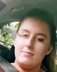 Faux cils dans le vent ? Selfie raté pour cette ado !